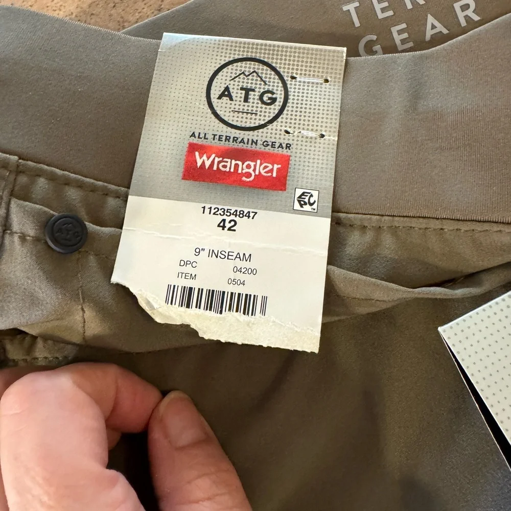 Wrangler Performance Comfort Shorts, Lightweight Taupe Men Size 42 NWT Summer